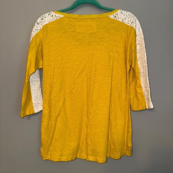 EUC Anthropologie Little Yellow Button Crochet 3/4 Sleeve Tee Shirt Size Small - Picture 4 of 5